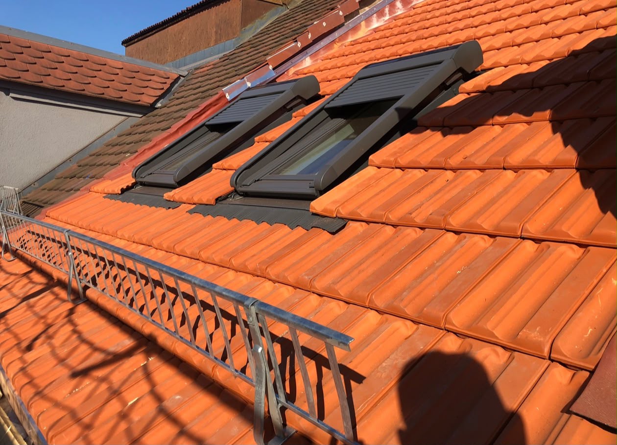 Steiles Ziegeldach mit Dachfenstern