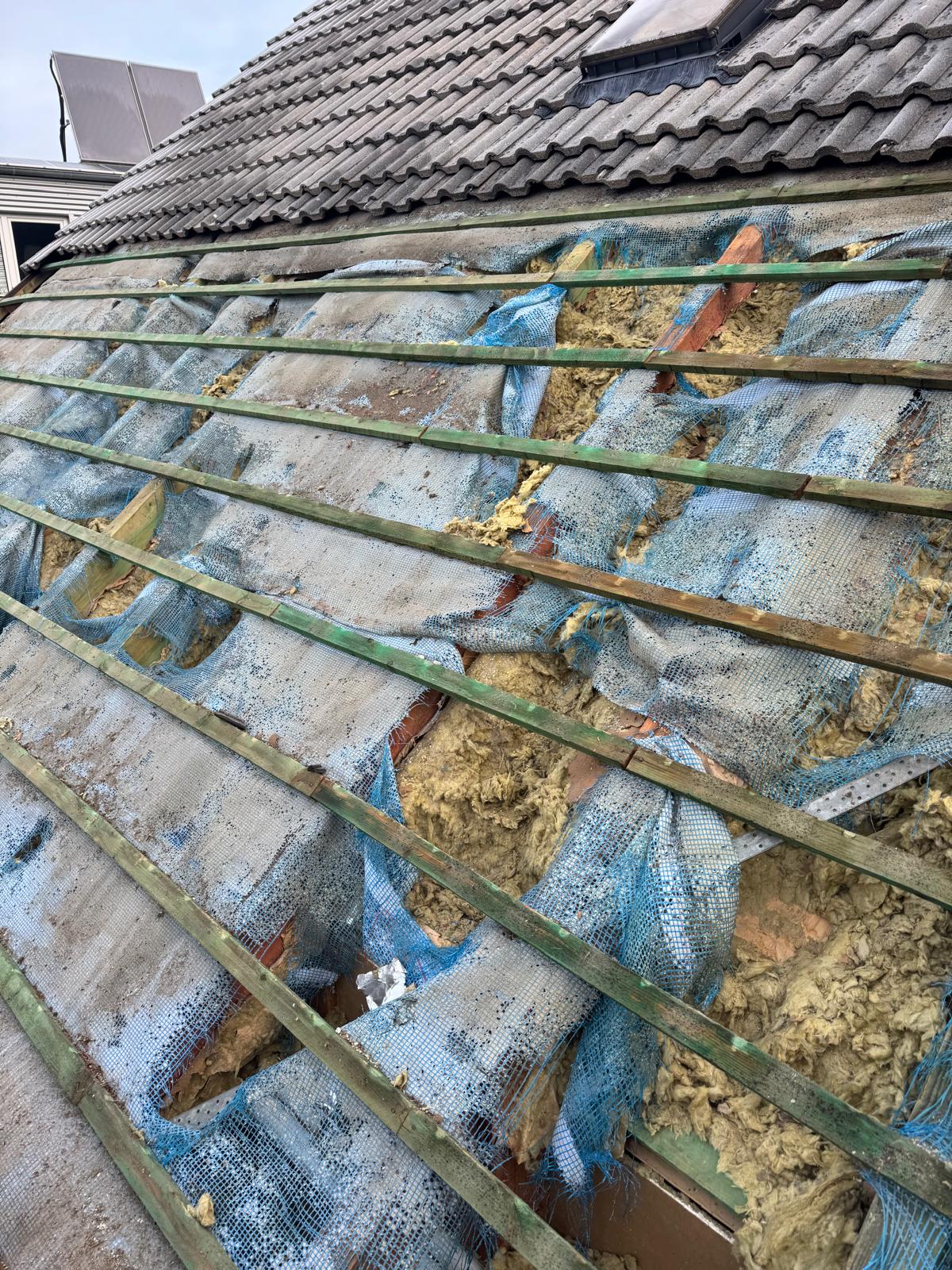 Dachreparatur an Unterspannbahn und Eindeckung