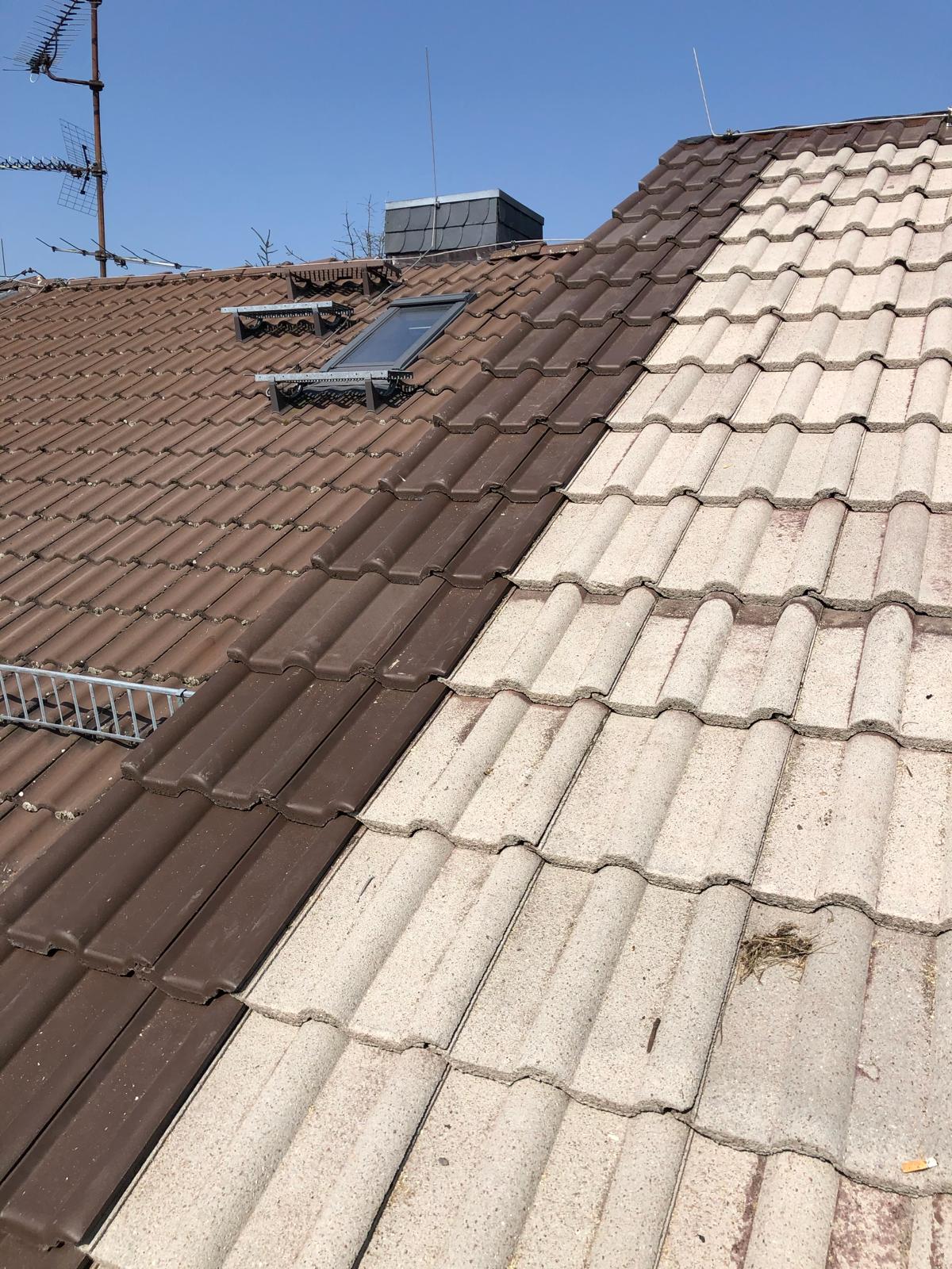 Dachfläche mit dunklem erneuerten Bereich und hellen verschlissenen Ziegeln