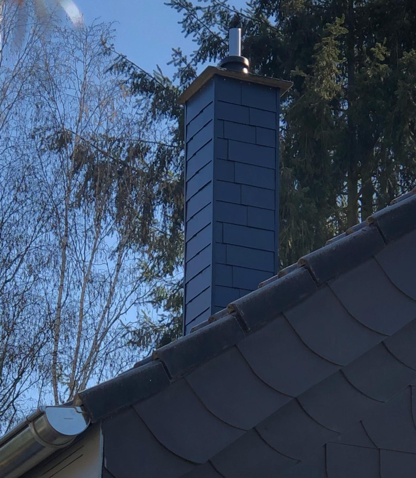 Schornsteinverkleidung mit Biberschwanzziegeln