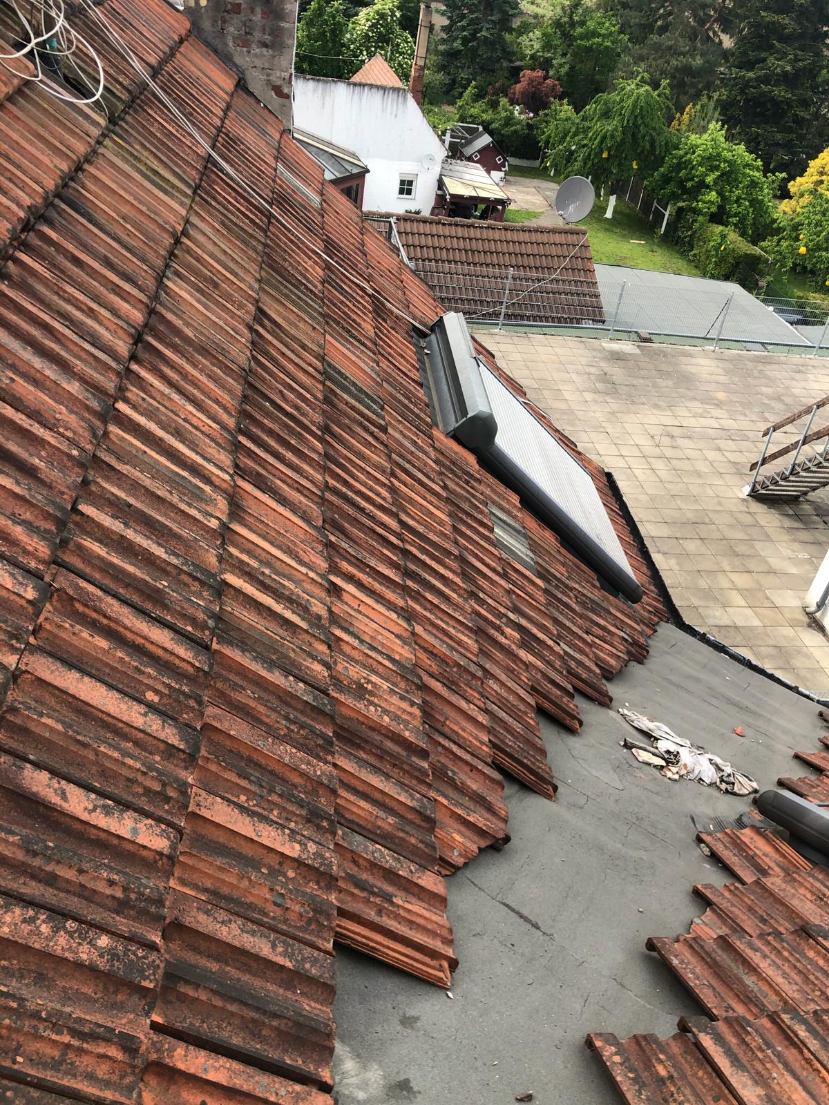 Dach nach einem Sturm