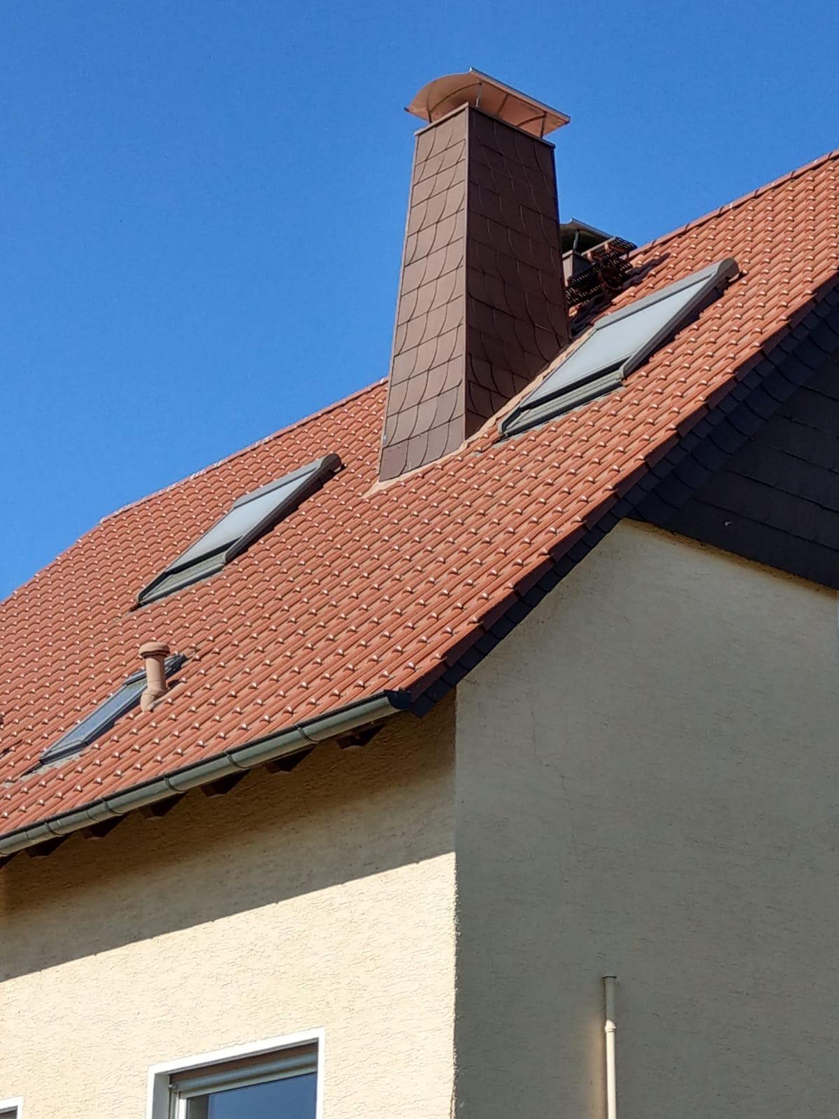 Ziegeldach mit Dachfenstern