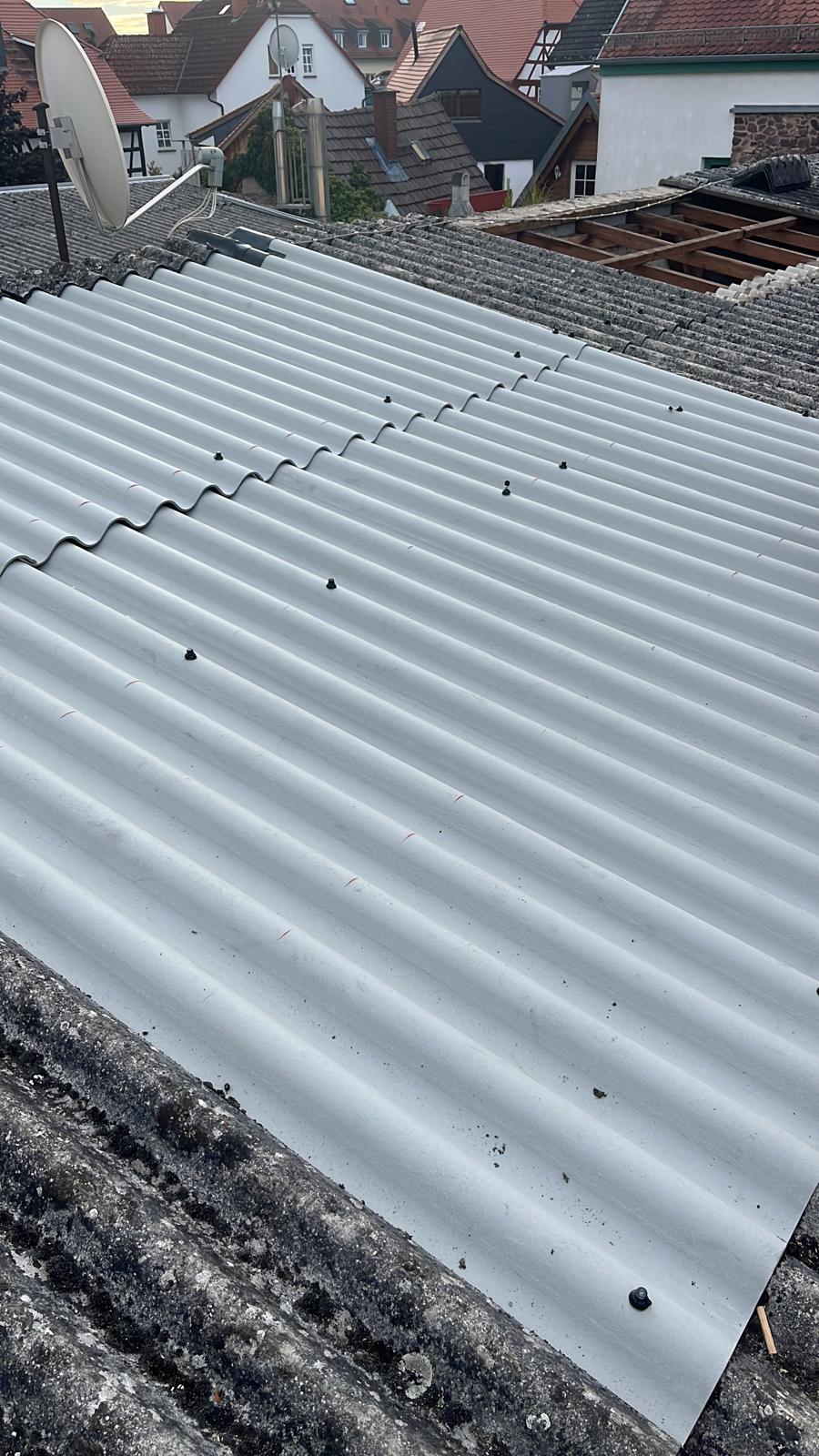 Dachsanierung: neue Wellplatten neben alter Eindeckung